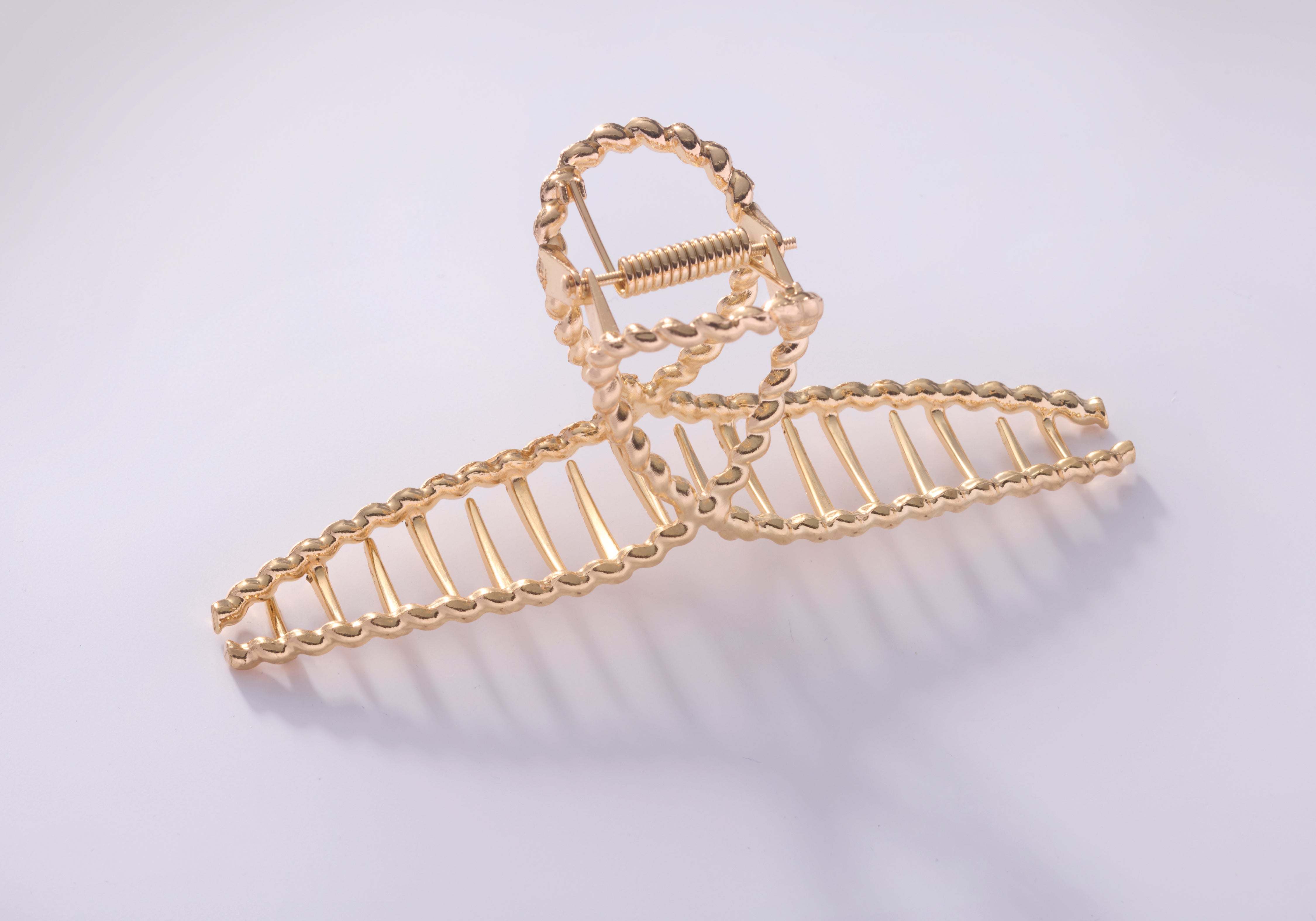 Dekorative goldene Haarspange mit geflochtenem Design